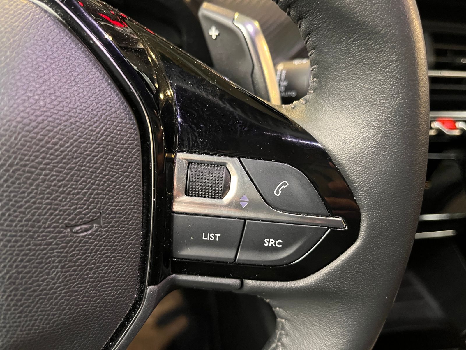Fahrzeugabbildung Peugeot 2008 Allure LED NAV DAB SHZ PDC ALU