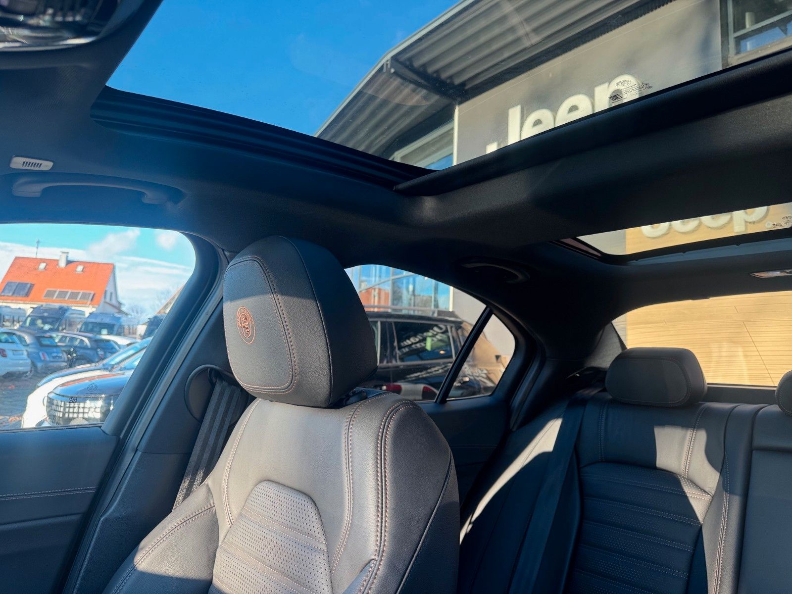 Fahrzeugabbildung Alfa Romeo Giulia INTENSA 280PS AT8 Q4 LEDER GLASDACH KAMER