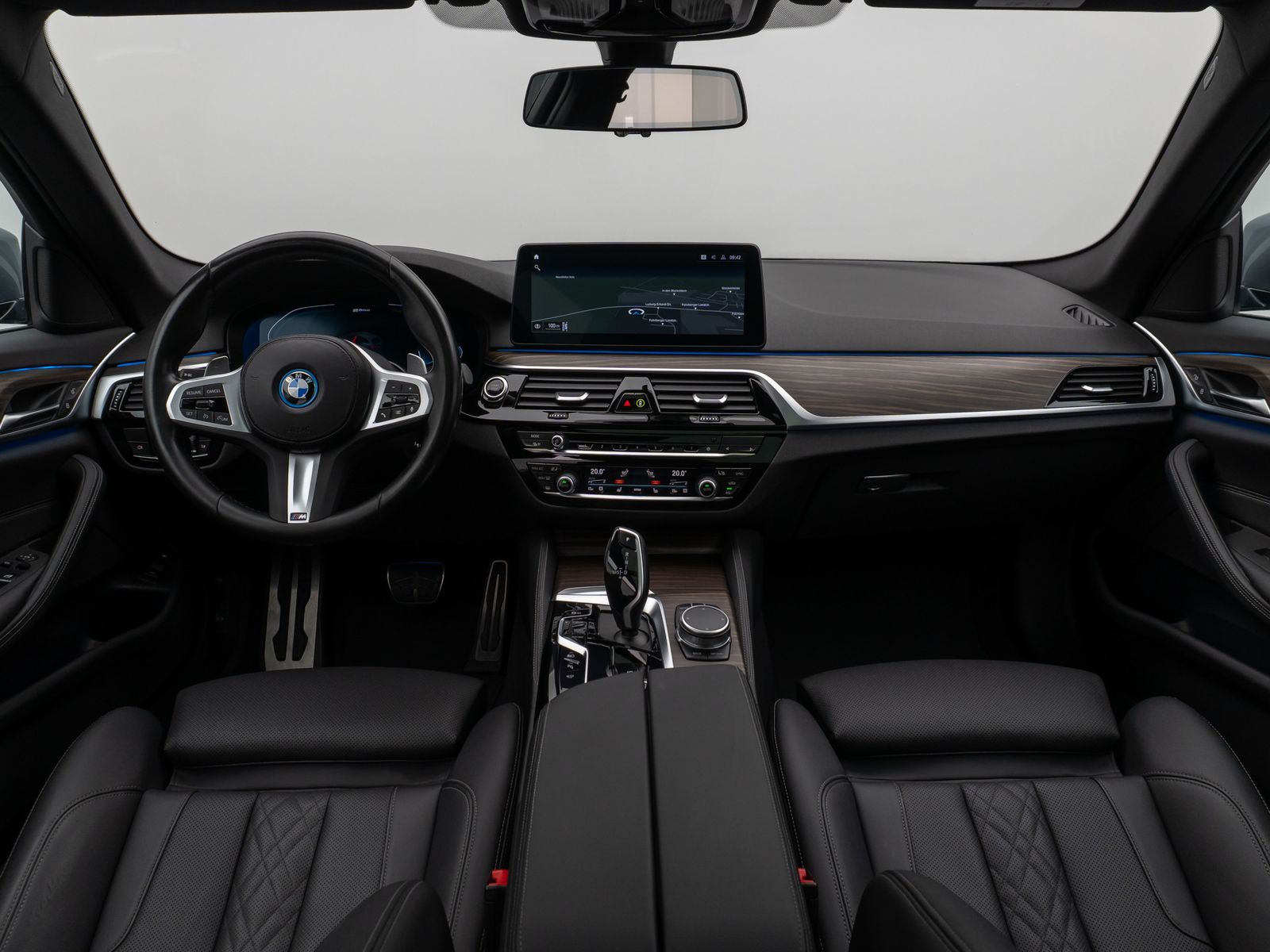 Fahrzeugabbildung BMW 530e xD M Sport Panorama 360°DAB HiFi AHK Alarm