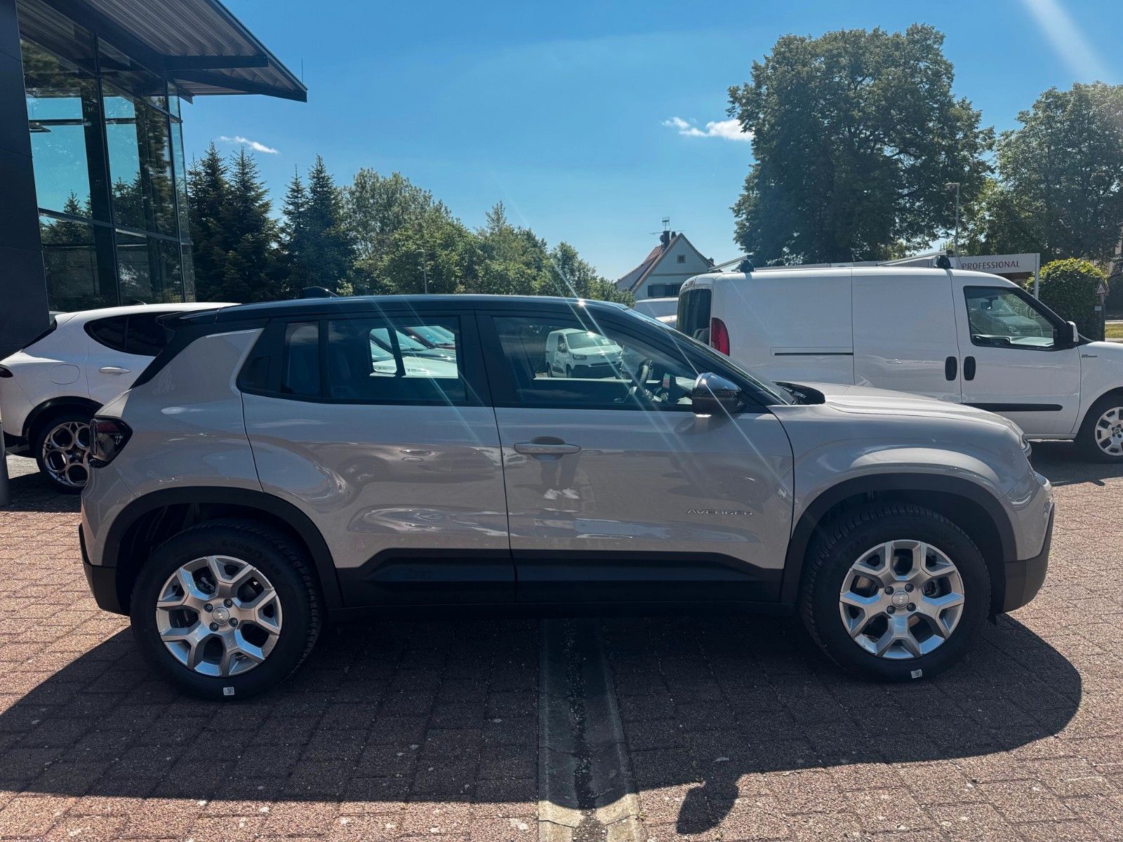 Fahrzeugabbildung Jeep Avenger 1.2 Automatik Altitude Navi Kamera Sitzh
