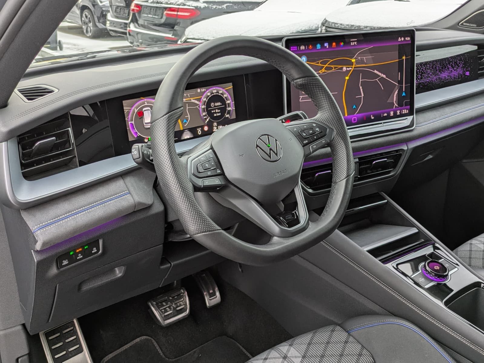 Fahrzeugabbildung Volkswagen Tayron 2.0 TDI 4M R-Line BLACK*7Si*MATRIX*PANO