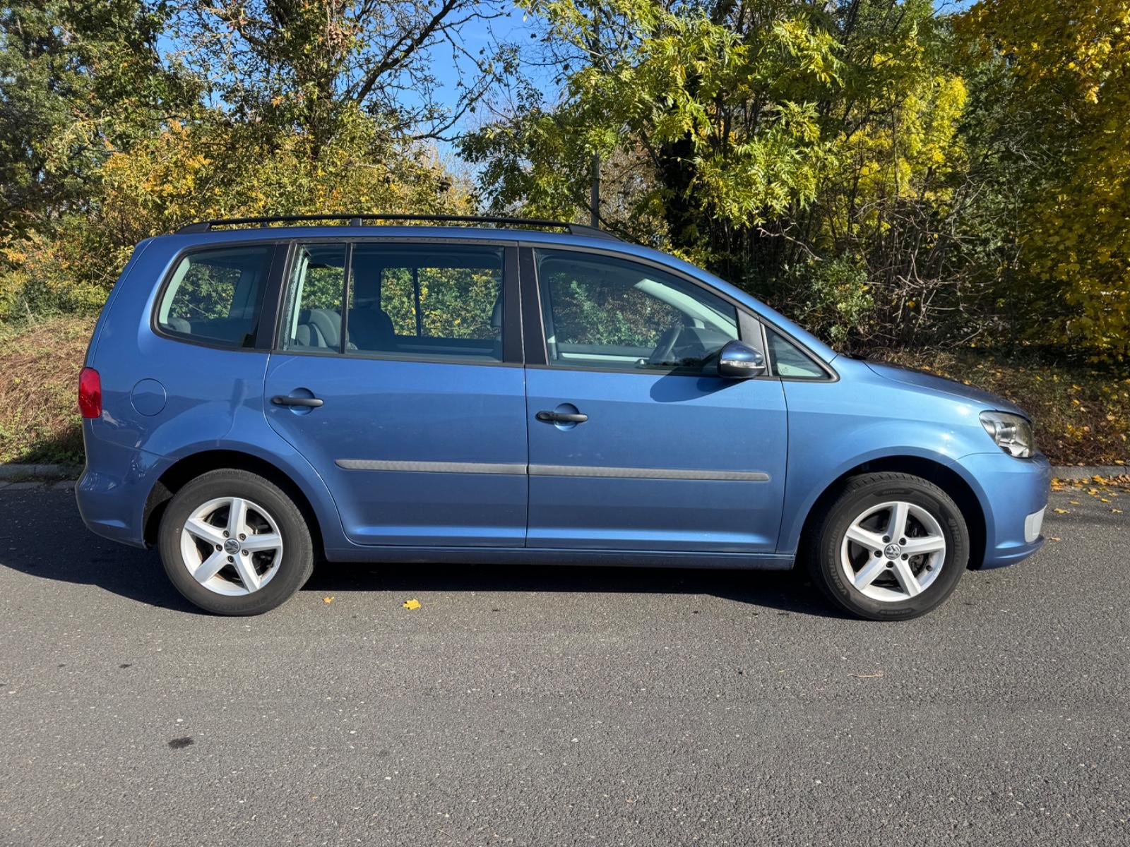 Volkswagen Touran 2011 — interior