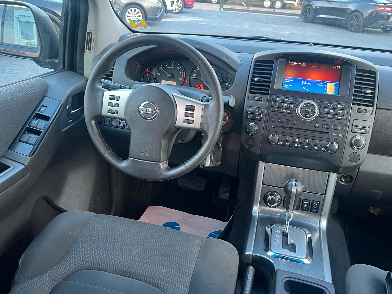 NISSAN NAVARA 2.5 DCI 190 CH 4X4 DOUBLE CAB LE BVA – GPS – SIÈGES CHAUFFANTS – CAMÉRA – ATTELAGE
