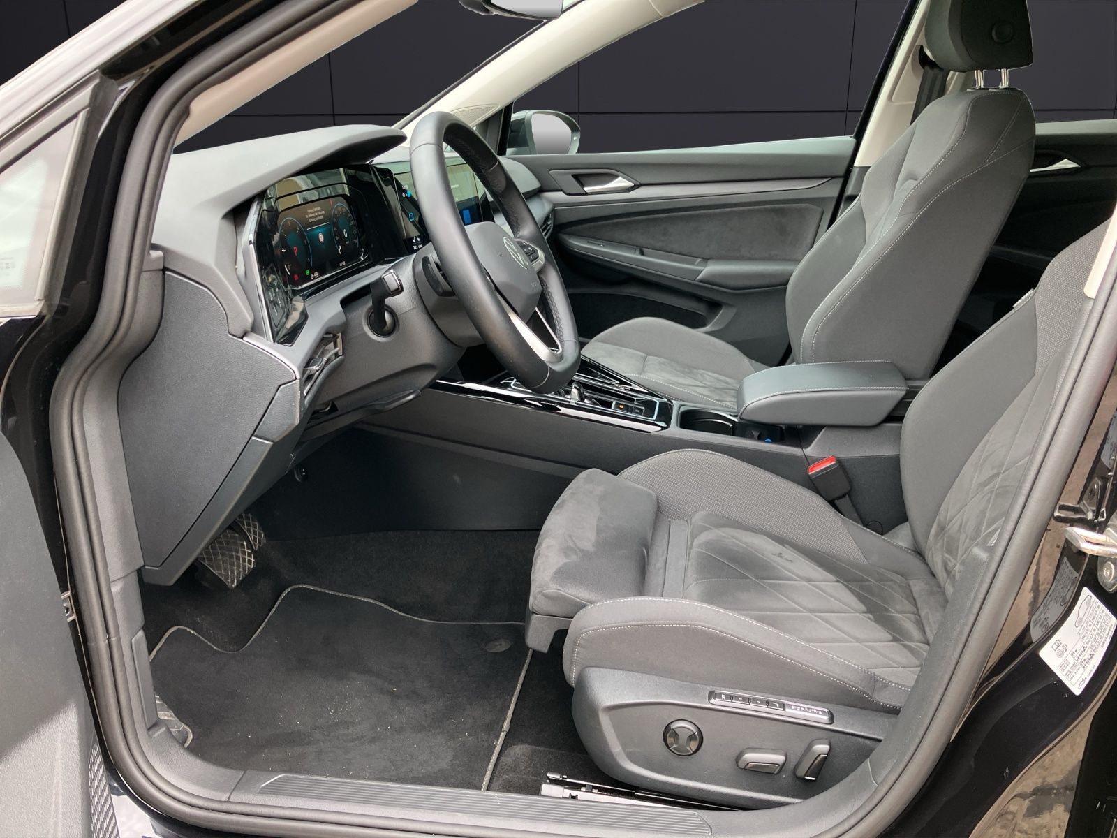 Fahrzeugabbildung Volkswagen Golf VIII Variant TDI Style DSG LED+ Navi ACC AI