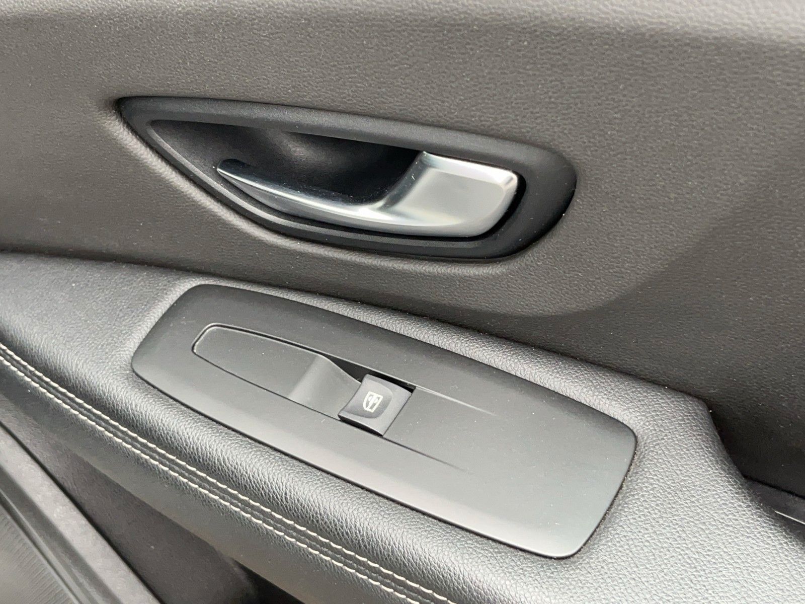Fahrzeugabbildung Renault Grand Scenic TCE 140*7-Sitzer*Navi*