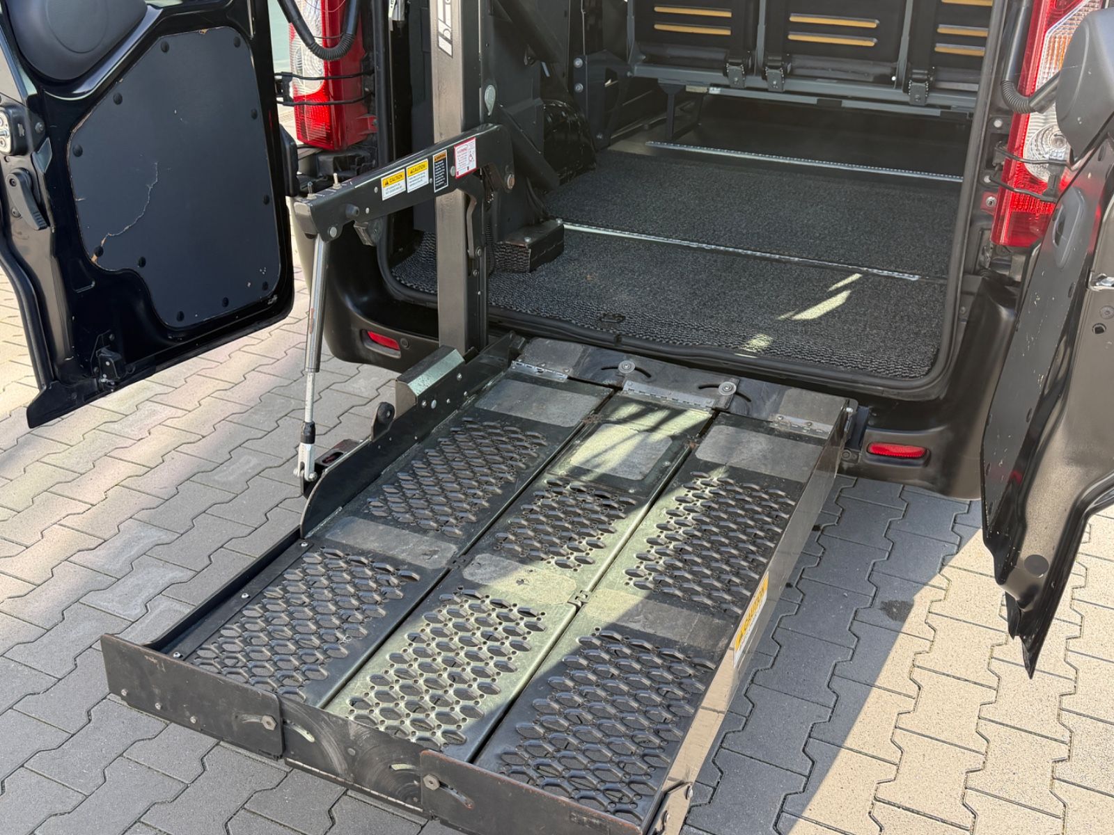 Proace L2H1 Comfort 2.0 6-Sitzer Rollstuhl Rampe