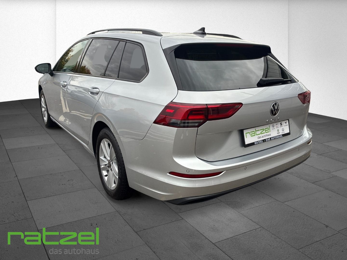 Fahrzeugabbildung Volkswagen Golf Variant Life VIII Navi Komfortsitz AHK Digi