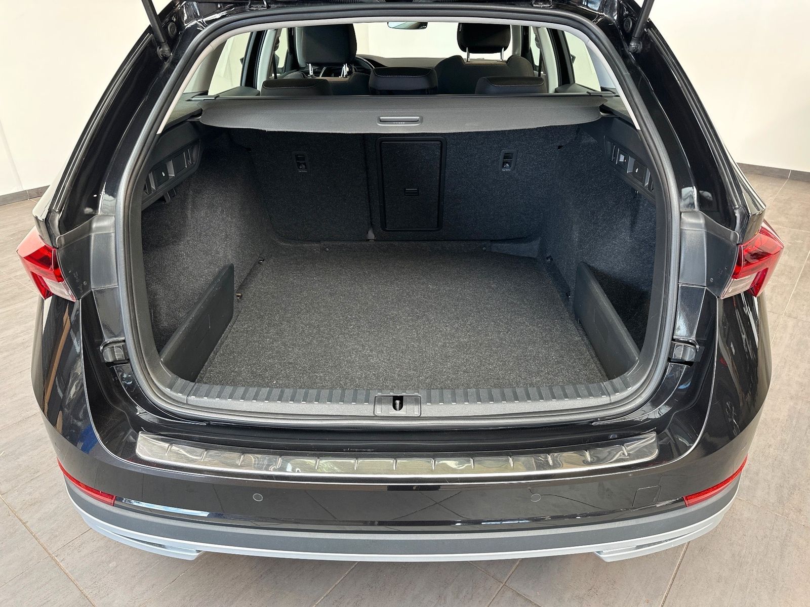 Fahrzeugabbildung SKODA Octavia Combi 2.0 TDI DSG 4x4 Scout NAV+LED+AHK