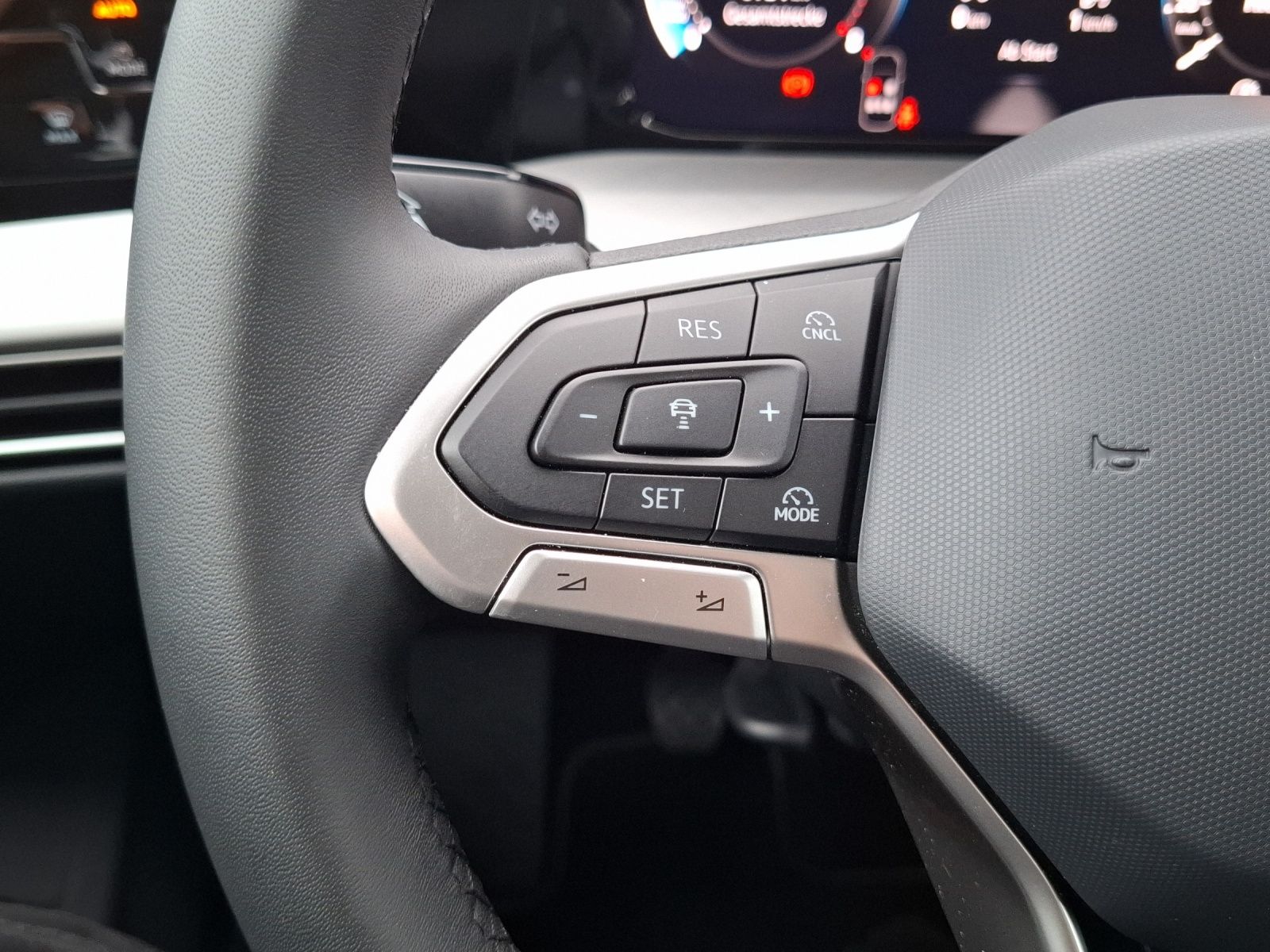 Fahrzeugabbildung Volkswagen Golf VIII TSI Life Standhzg LED Navi AID ACC RFK