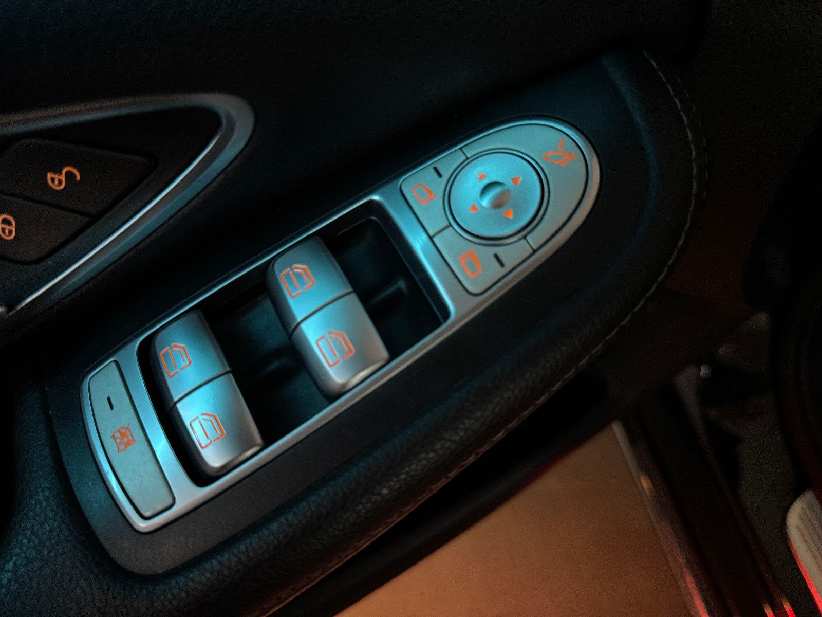 Fahrzeugabbildung Mercedes-Benz C 180 T CGI 9GT 2X AVANTGARDE PANO ILS NAVI AHK