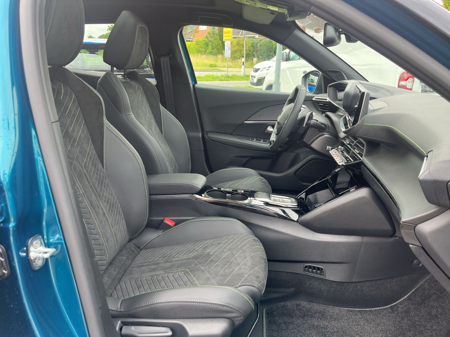 Fahrzeugabbildung Peugeot 2008 GT HYBRID 145 e-DSC6 El. Panodach Navi ACC