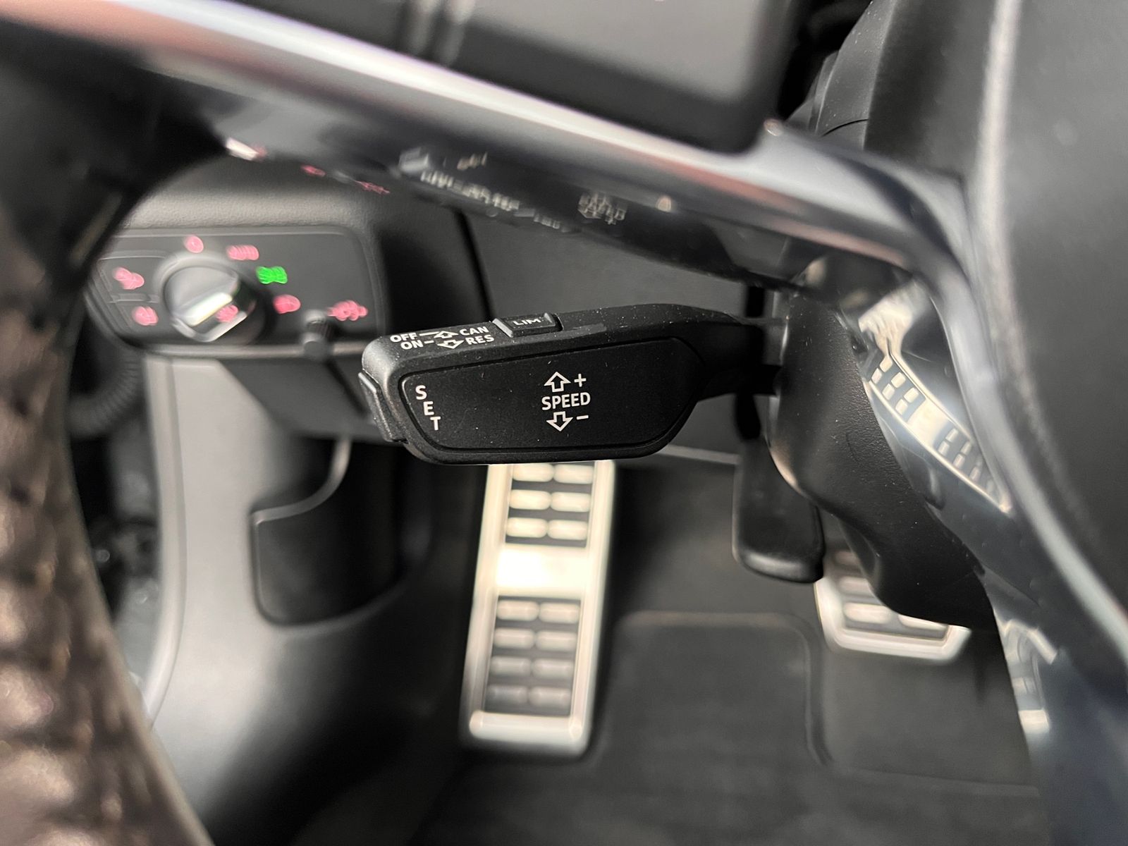 Fahrzeugabbildung Audi TT Roadster  45 TFSI quattro S line S tronic LED