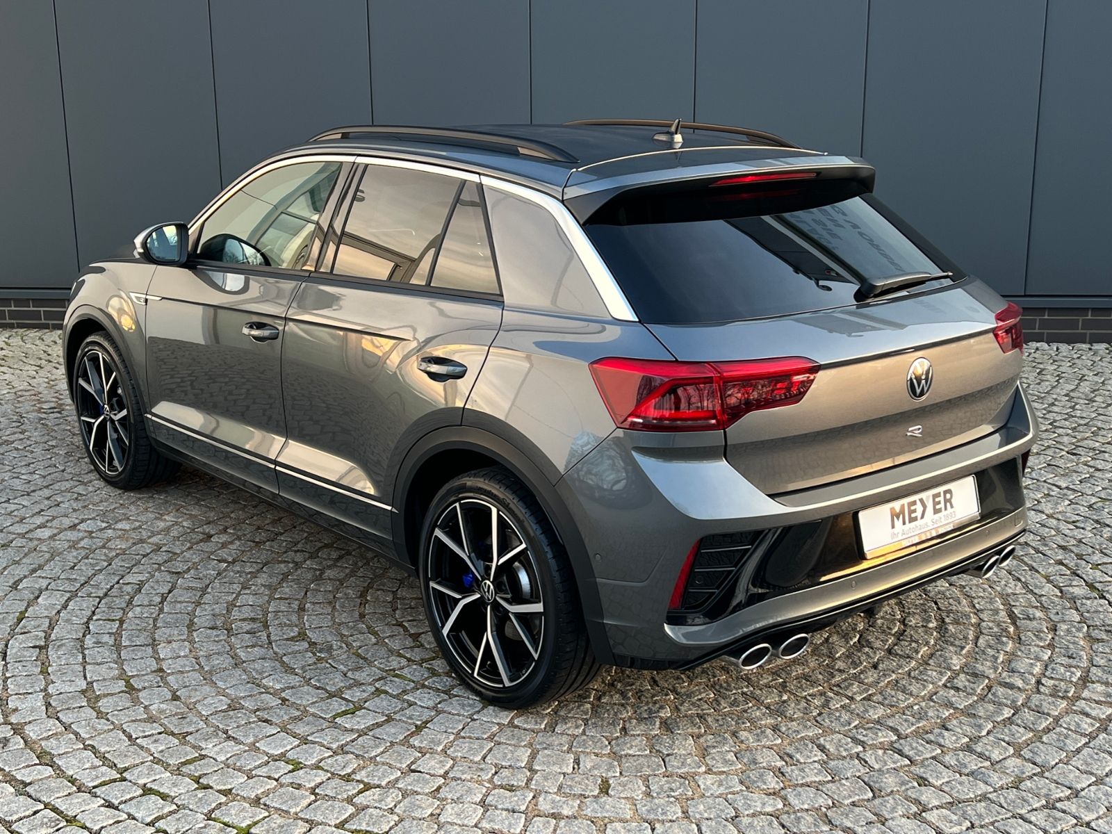 Fahrzeugabbildung Volkswagen T-Roc R 2.0 TSI DSG 4MOTION*AHK,Leder,Navi,Rückf