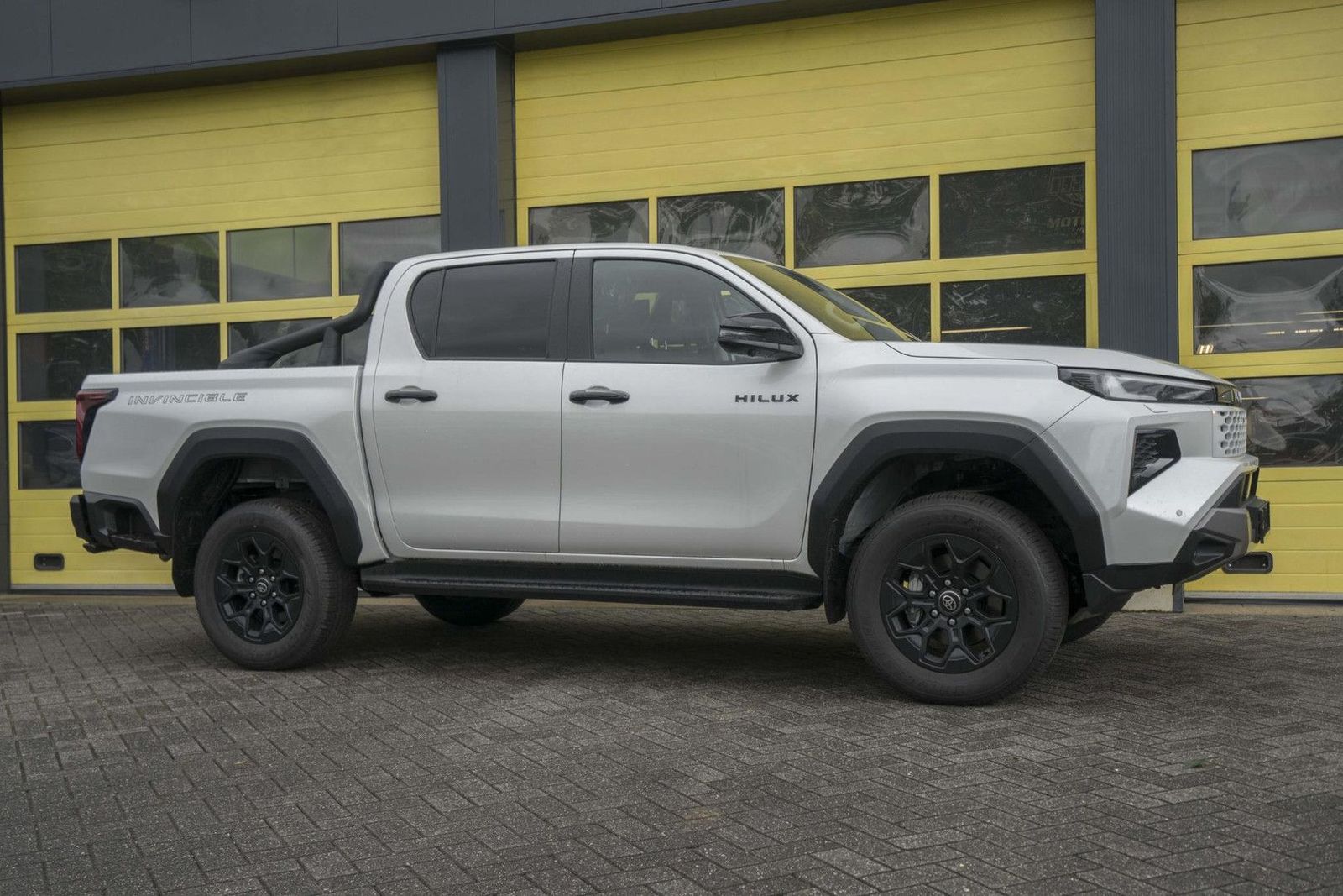 Toyota Hilux 2.8 D-4D Hybrid Invincible JBL Pearl White imagem 3