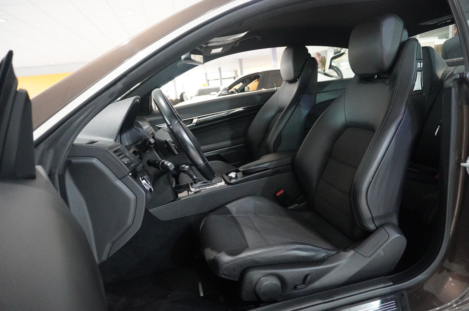 Fahrzeugabbildung Mercedes-Benz E 200 COUPE AVAMTGRADE NAVI/SHZ/SPORT/PDC/TEMP.