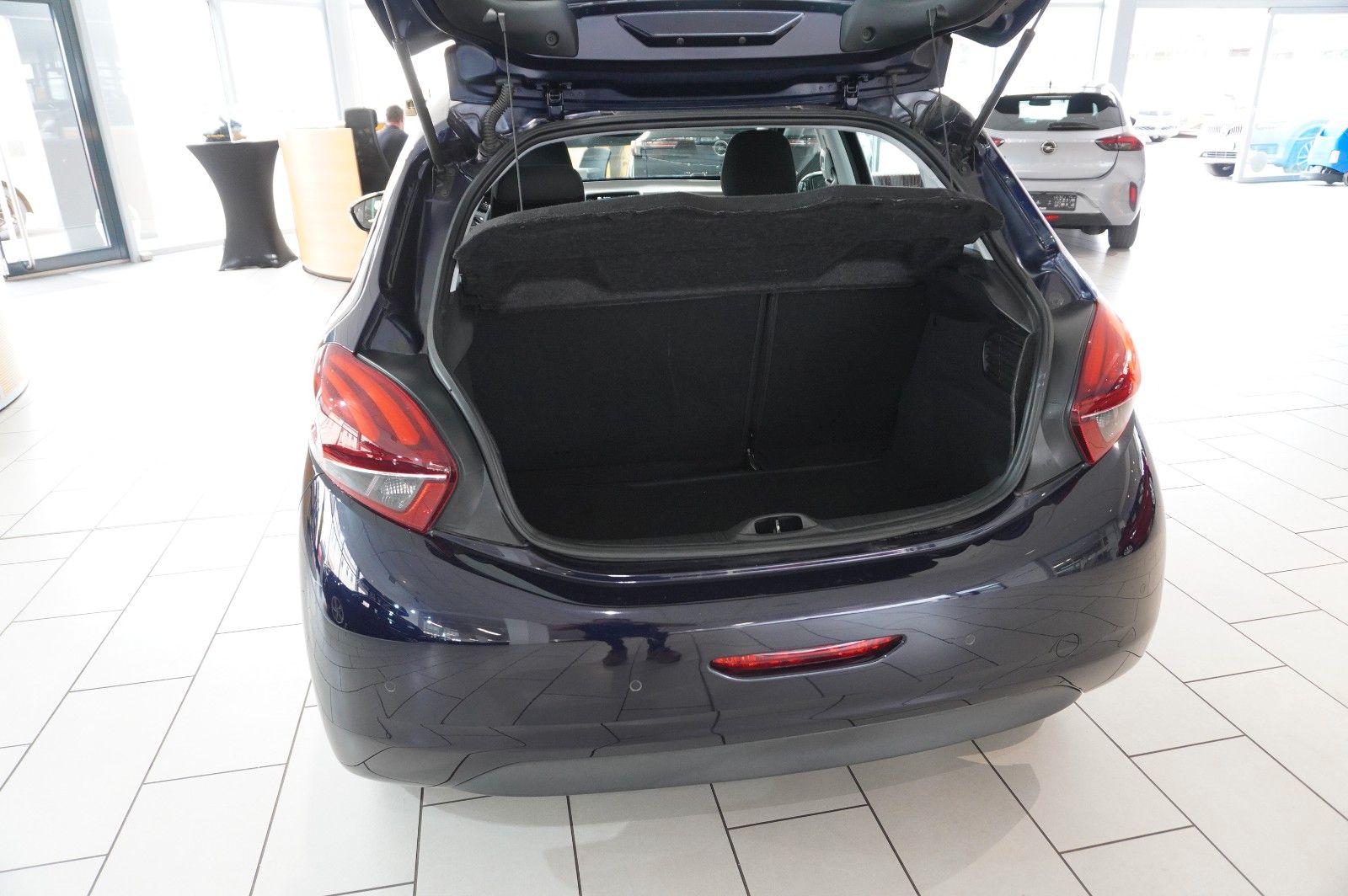 Fahrzeugabbildung Peugeot 208 LIM. 1.2 ACTIVE NAVI/LED/KLIMA/SHZ/PDC/TEMP