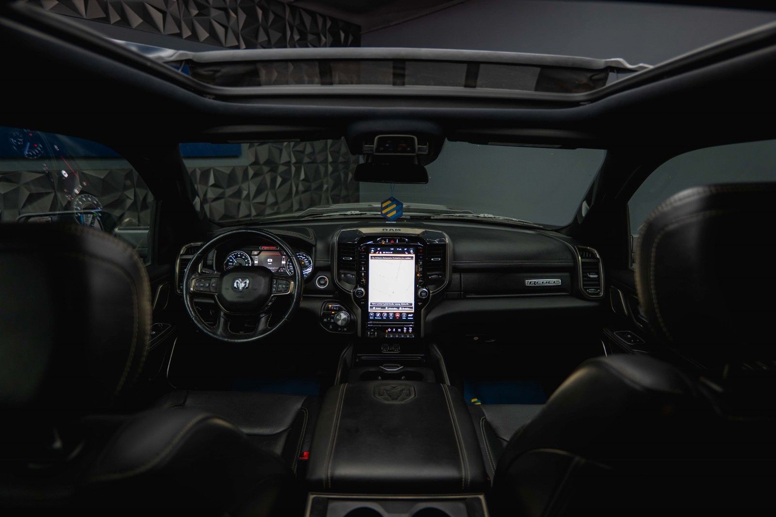 Fahrzeugabbildung Dodge RAM 5.7 V8 HEMI 4x4 REBEL LIMITED RamBox ACC 19%