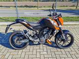 KTM DUKE 125 ABS + HELM - KTM VON 81 BIS 125 CCM