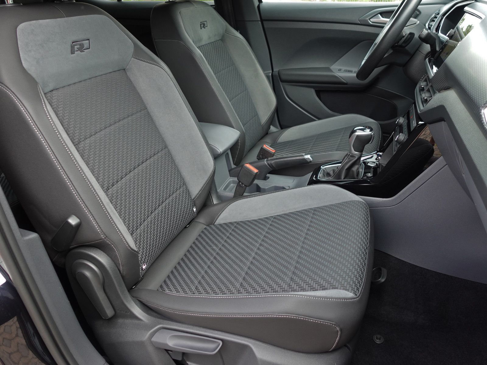 Fahrzeugabbildung Volkswagen T-Cross 1.5 TSI DSG Style R-Line RFK Assist AppC