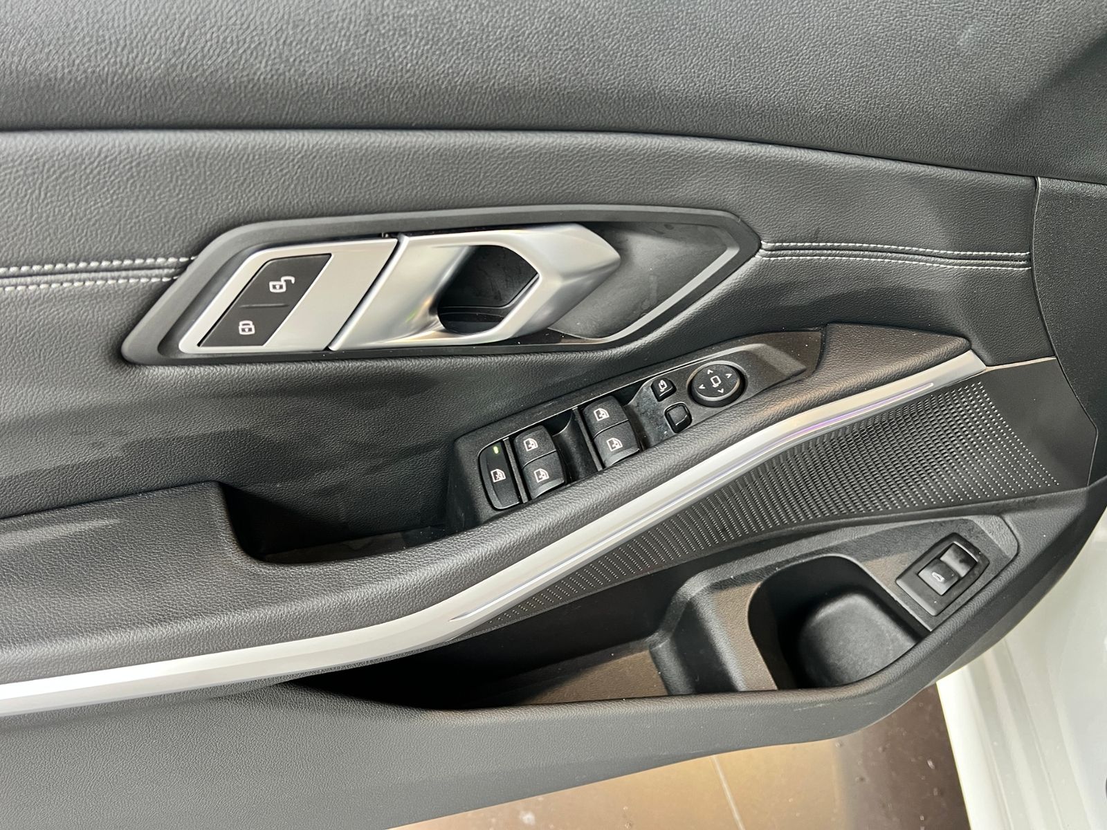 Fahrzeugabbildung BMW 320i Touring Sport Line PANO ACC LASER RFK