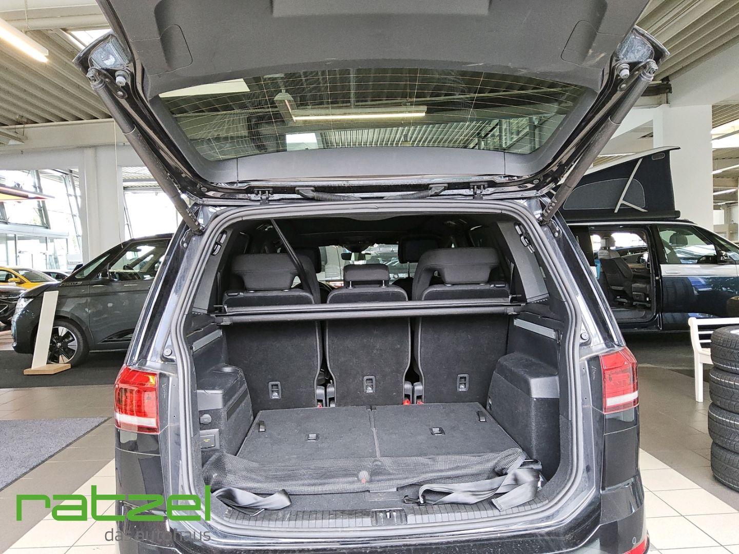 Fahrzeugabbildung Volkswagen Touran Highline 1.5 TSI DSG R-Line Navi LED AHK