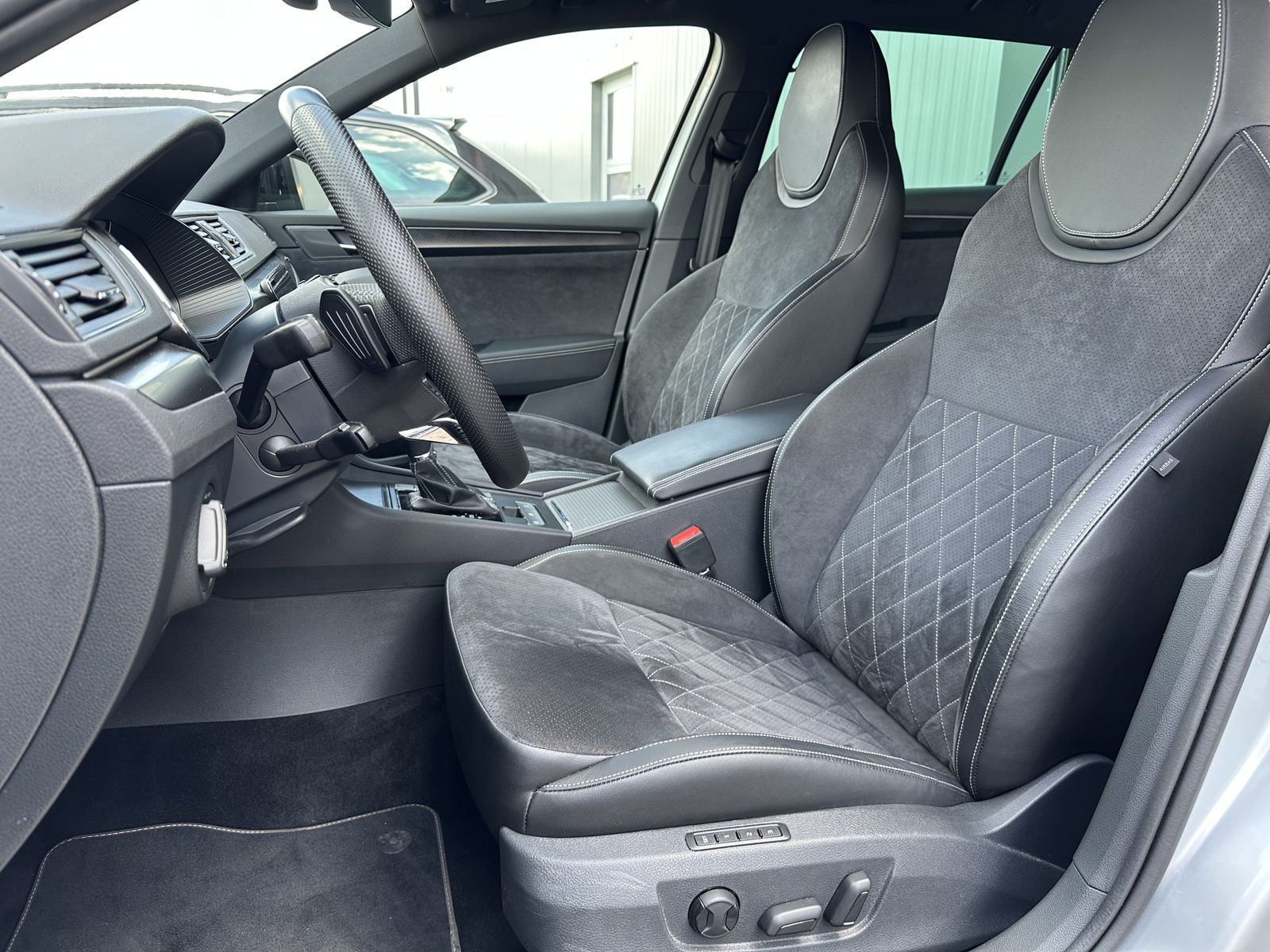 Fahrzeugabbildung SKODA Superb Combi 2.0 TDI DSG Sportline NAV+LED+AHK