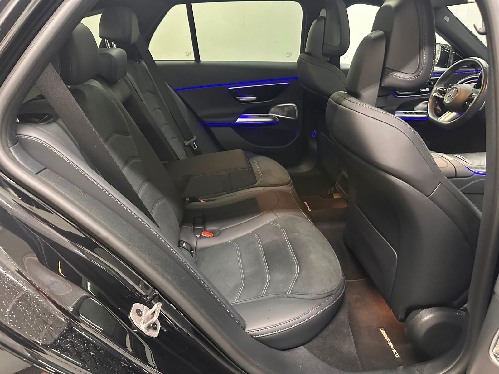 Fahrzeugabbildung Mercedes-Benz E 220 d 4MATIC T *AMG-LINE ADVANCED*PANO*KEYGO*