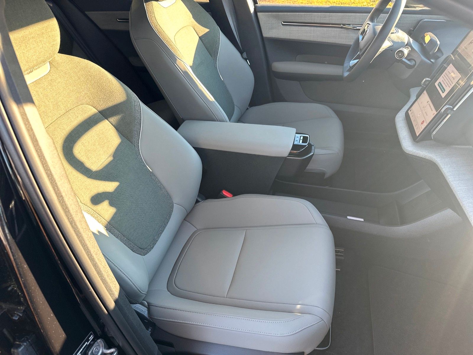 Fahrzeugabbildung Volvo EX30 Plus 2WD Pure Electric Extended Range, ACC