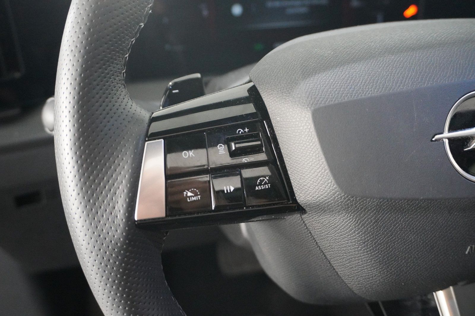 Fahrzeugabbildung Opel Astra L Lim. 1.2T GS LINE NAVI/LED/360°/PANO/DAB
