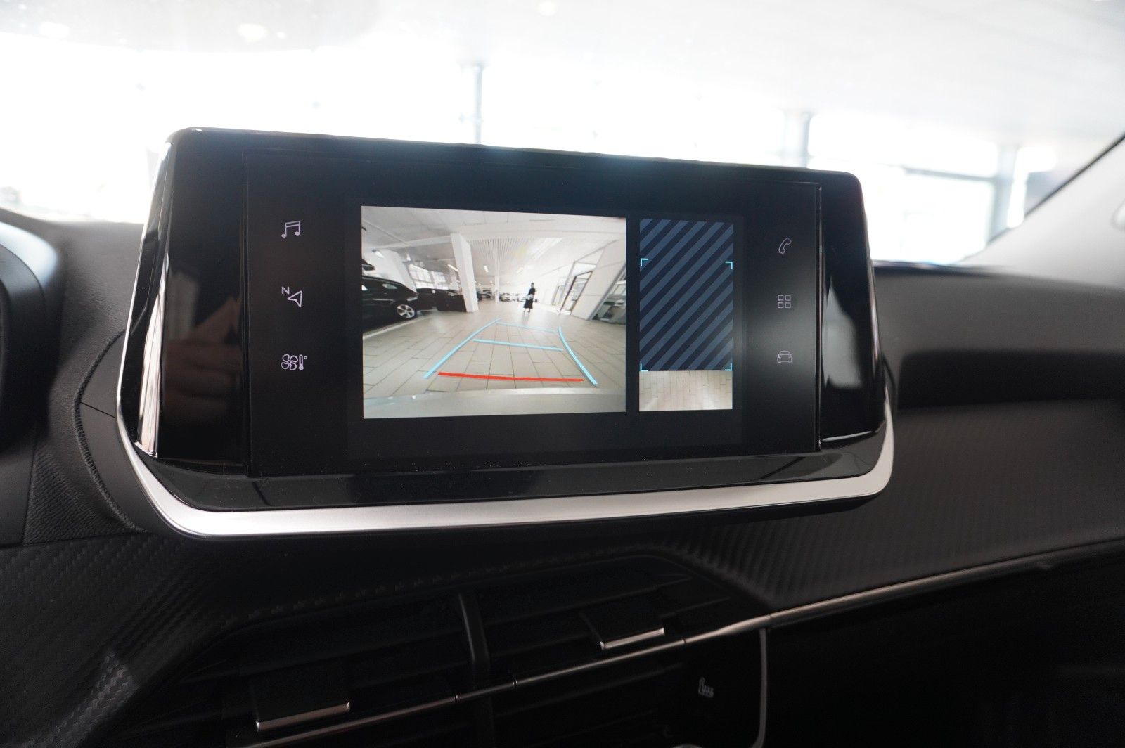 Fahrzeugabbildung Peugeot 2008 1.2T ALLURE AT NAVI/LED/KAMERA/SHZ/VIRT.