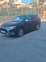 Mitsubishi Plug-in Hybrid Outlander 2.4 MIVEC PLUG-IN H... - schwarze Mitsubishi Plug-in Hybrid Outlander