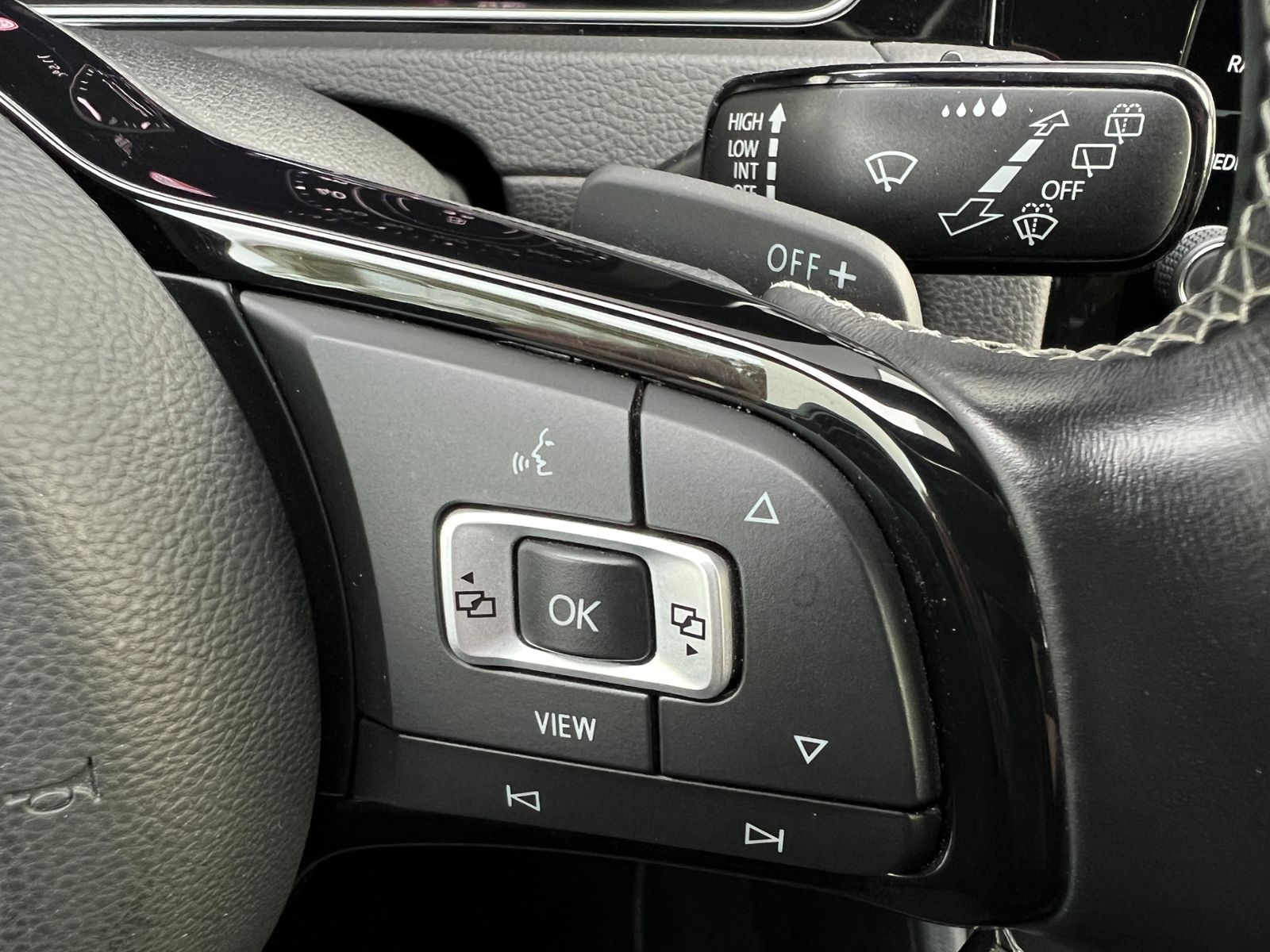 Fahrzeugabbildung Volkswagen Golf VII R 4MOTION 2.0 TSI OPF DSG *Sportauspuff