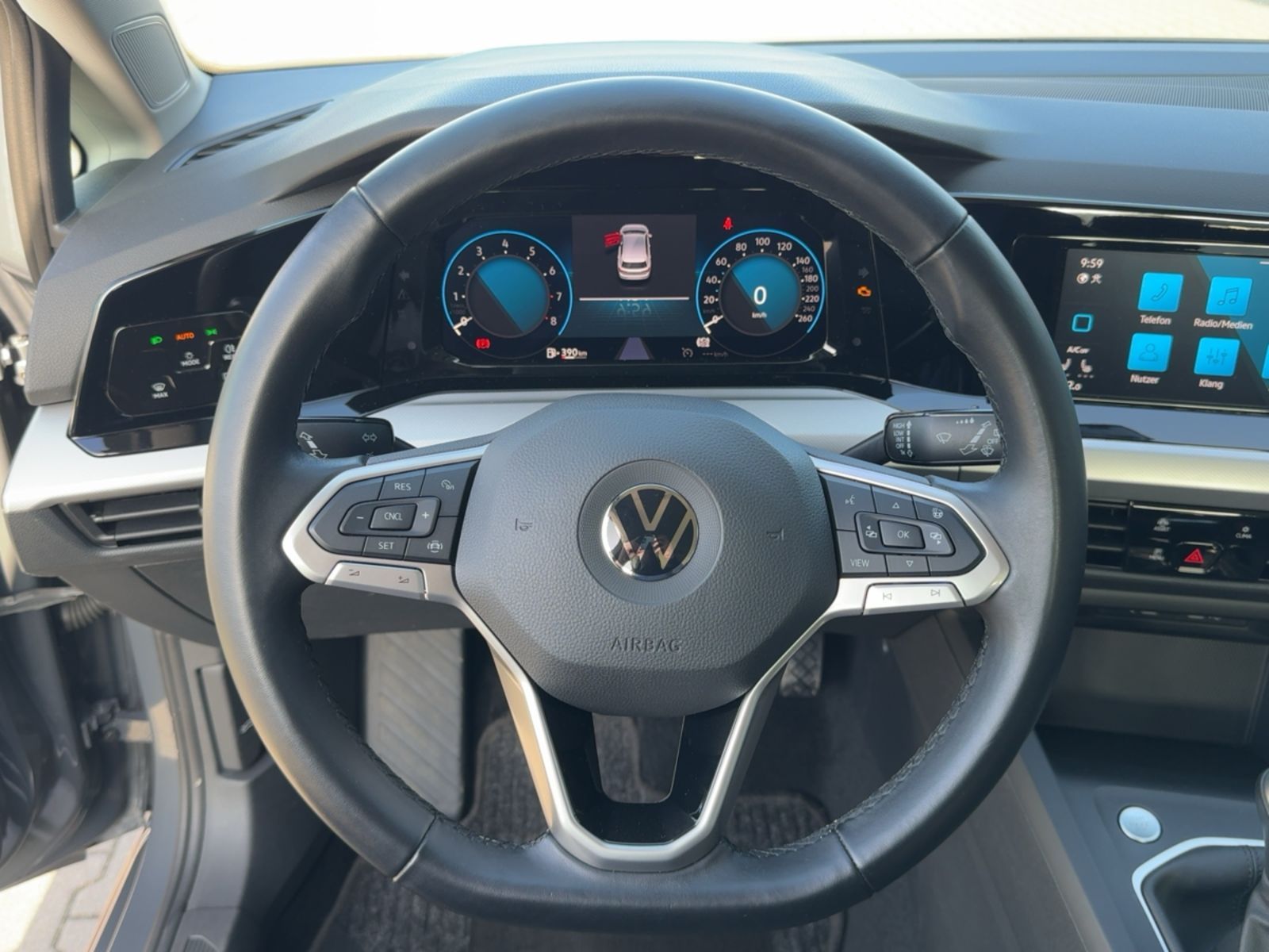 Fahrzeugabbildung Volkswagen Golf VIII 1.0 TSI LEDScheinw. Klima Sitzh. PDC T