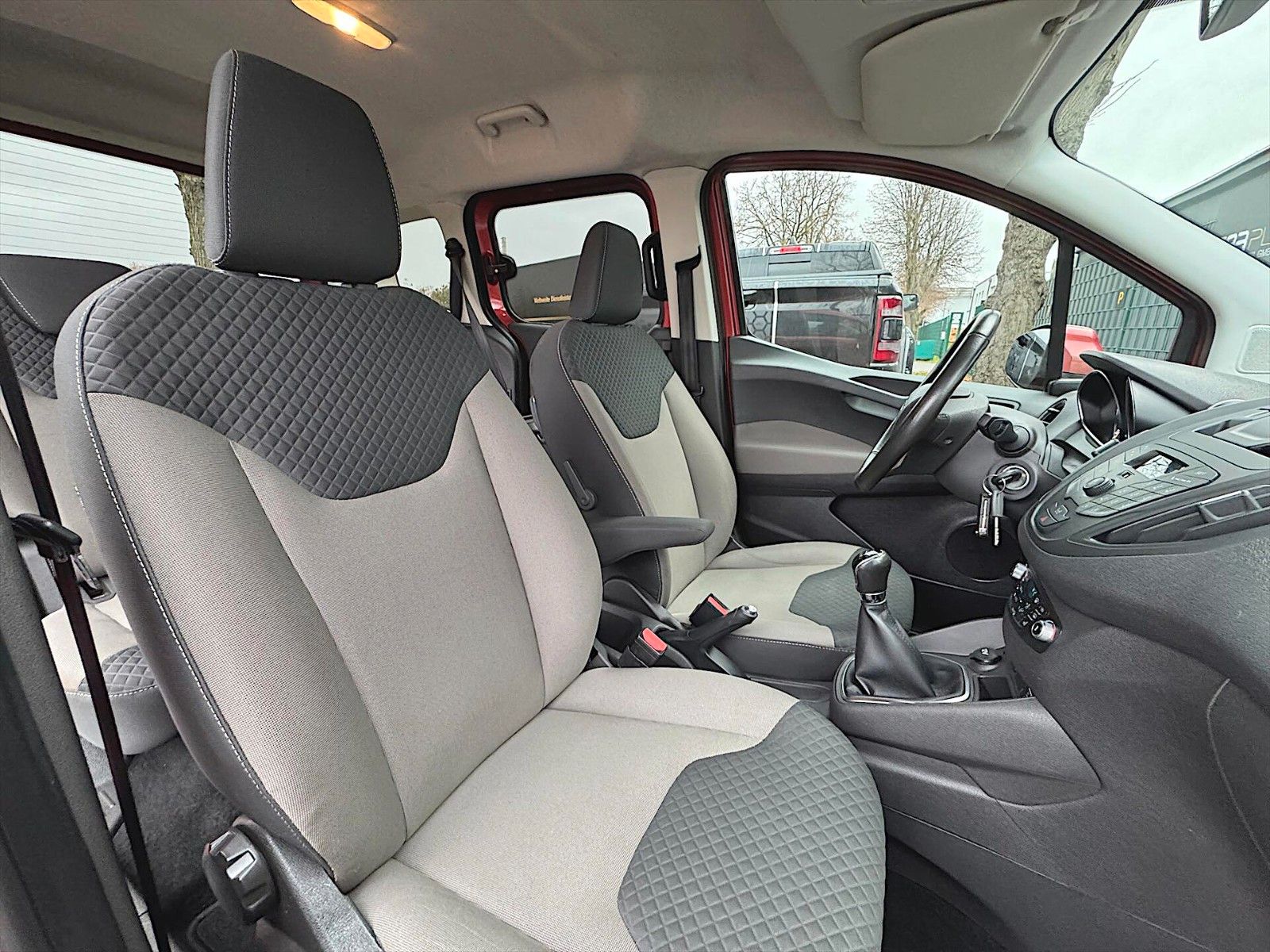 Fahrzeugabbildung Ford Tourneo Courier Titanium *Tempomat*Sitzheizung*