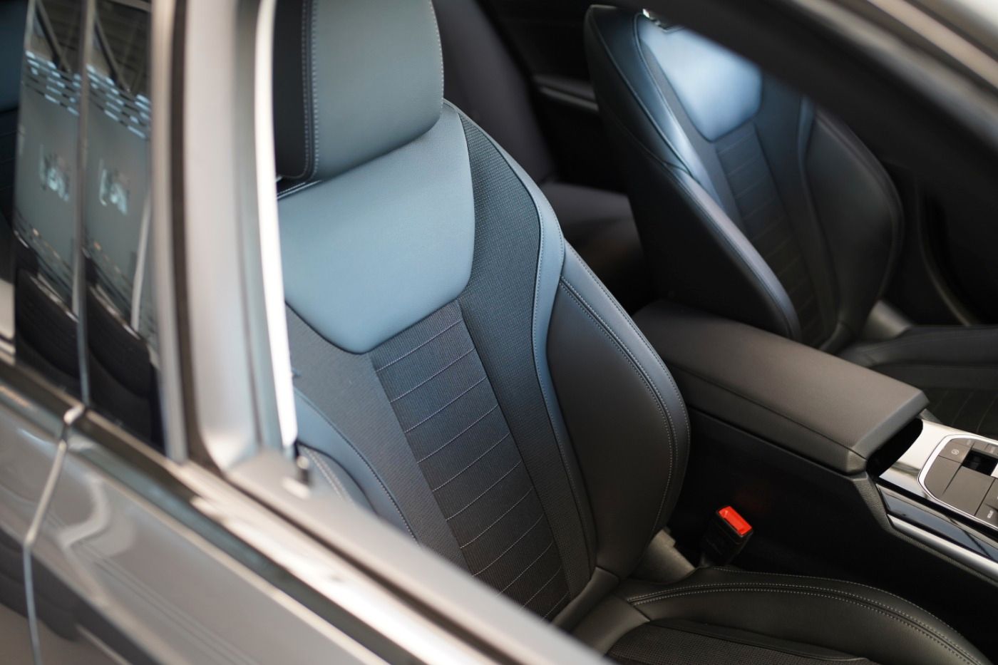 Fahrzeugabbildung BMW 320i Sport Line +DAB+PDC+Sportsitze+Alarmanlage+