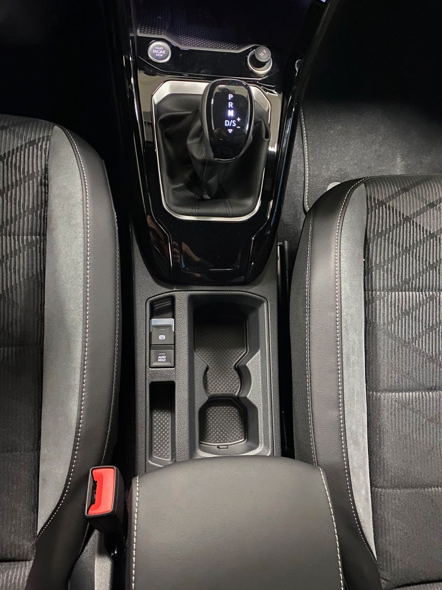 Fahrzeugabbildung Volkswagen T-Roc 1.5 TSI DSG R-Line+ACC+iQ Light MATRIX+18"