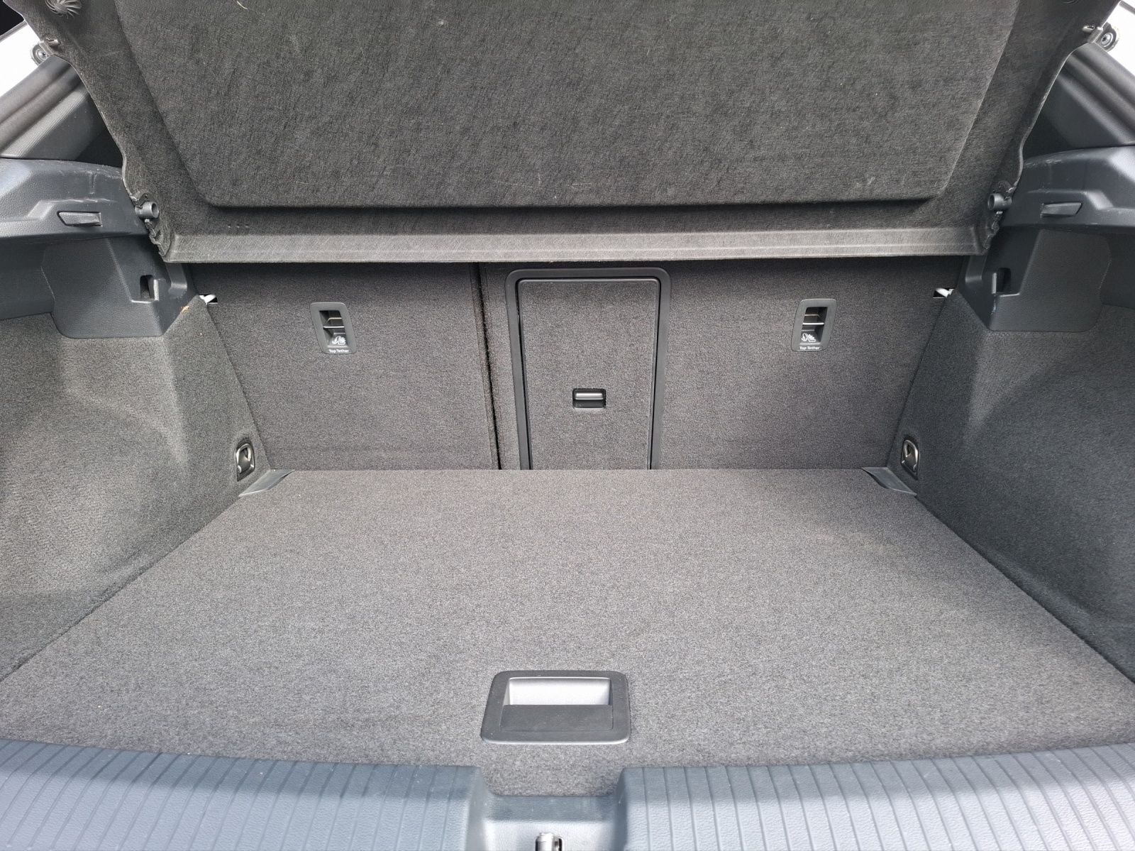 Fahrzeugabbildung Volkswagen T-Roc R 4M Matrix Navi Akrapovic Pano AID ACC RF