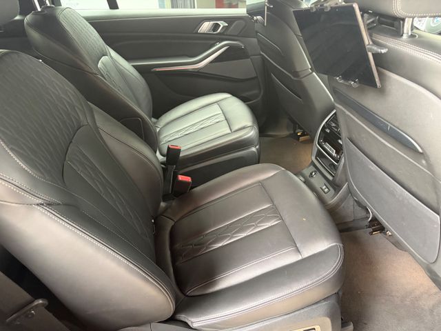 Fahrzeugabbildung BMW X7 M50 d
