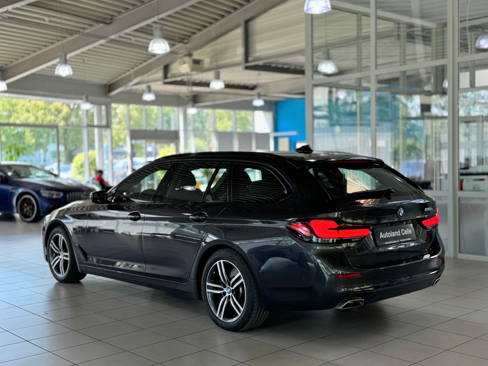 Fahrzeugabbildung BMW 530e Kamera Panorama HiFi DAB Alarm AHK Sport