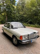 Mercedes-Benz 230 - Mercedes-Benz 230 mit 5 Türen