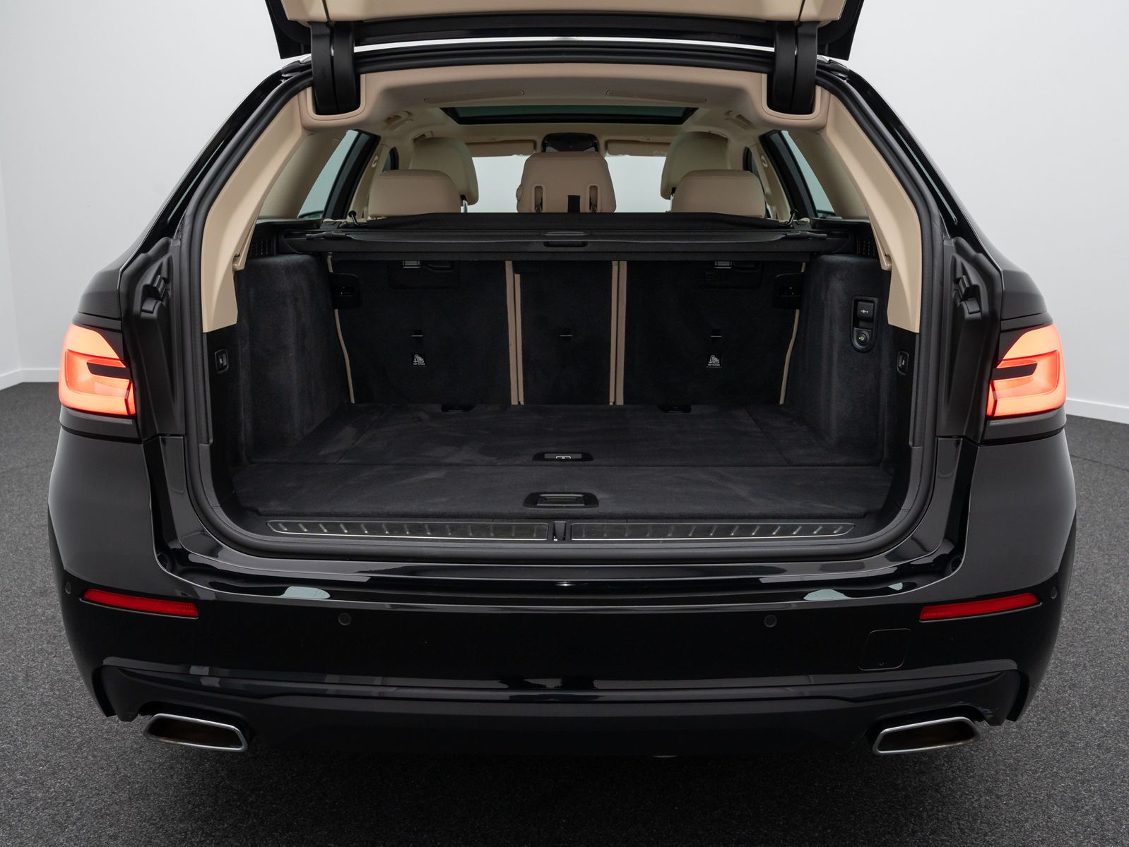 Fahrzeugabbildung BMW 520d Panorama 360° HUD DAB Komfort Alarm AHK LED