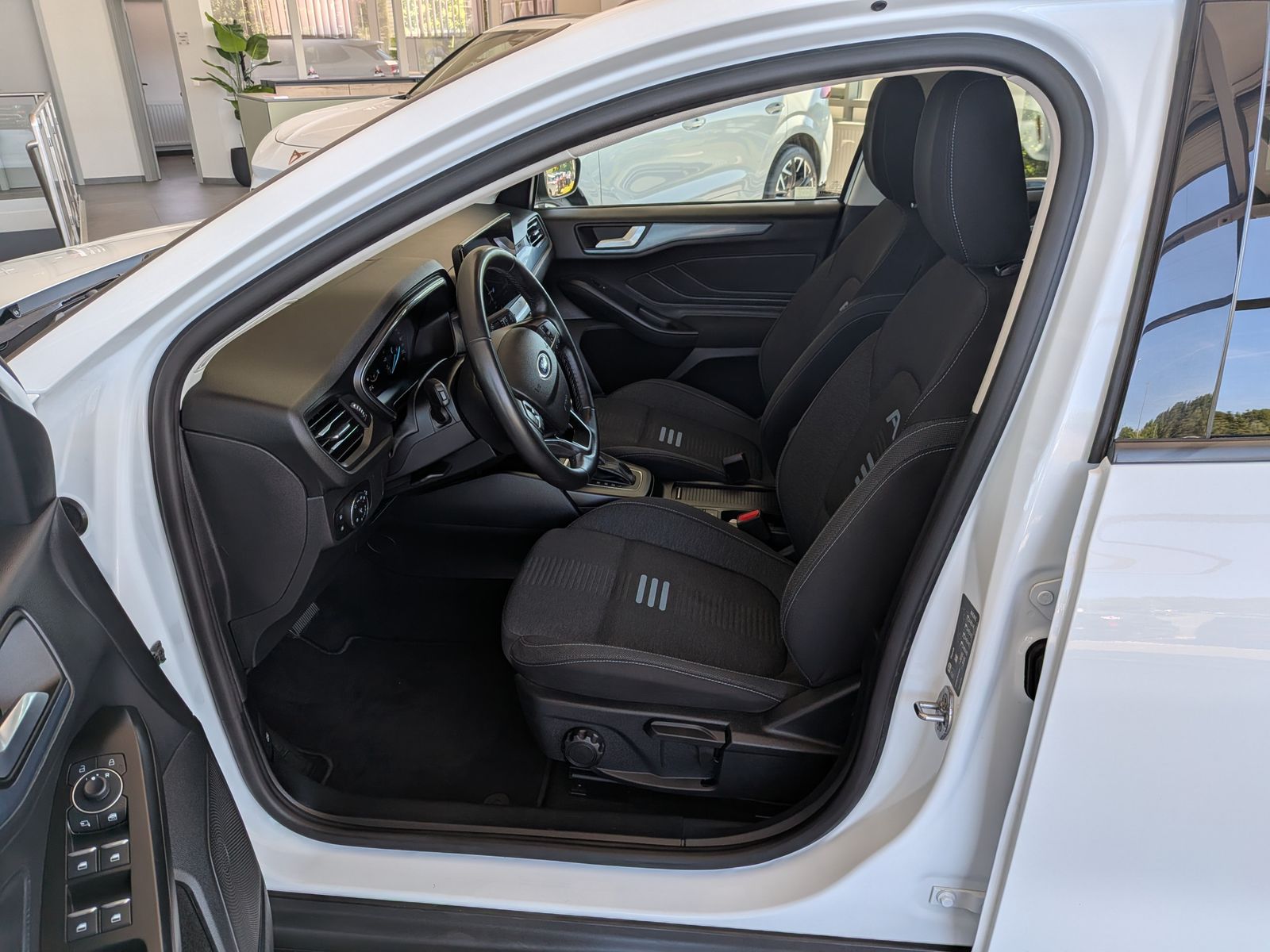 Fahrzeugabbildung Ford Focus Limo EB Active LED ACC Kamera Navi SHZ 17"