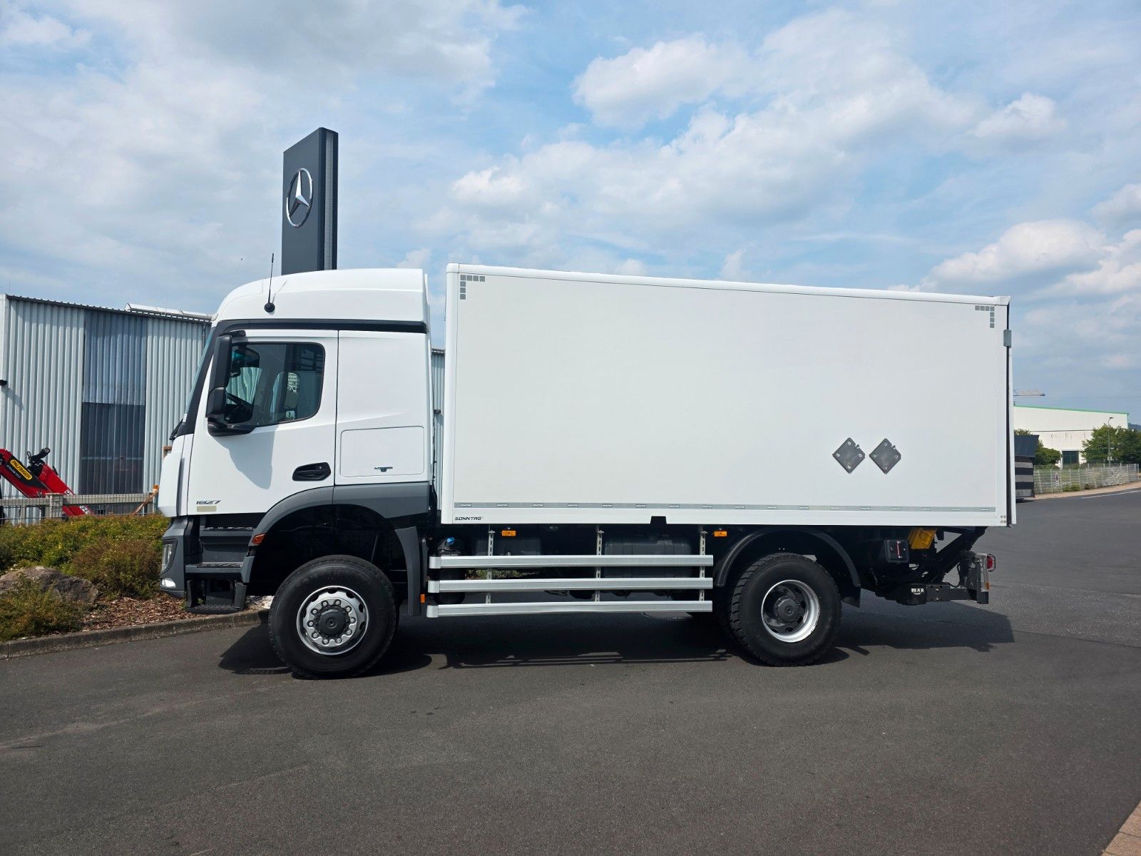 Fahrzeugabbildung Mercedes-Benz Arocs 1827 A 4x4 LBW Tür+Treppe Schalter 2 Stück