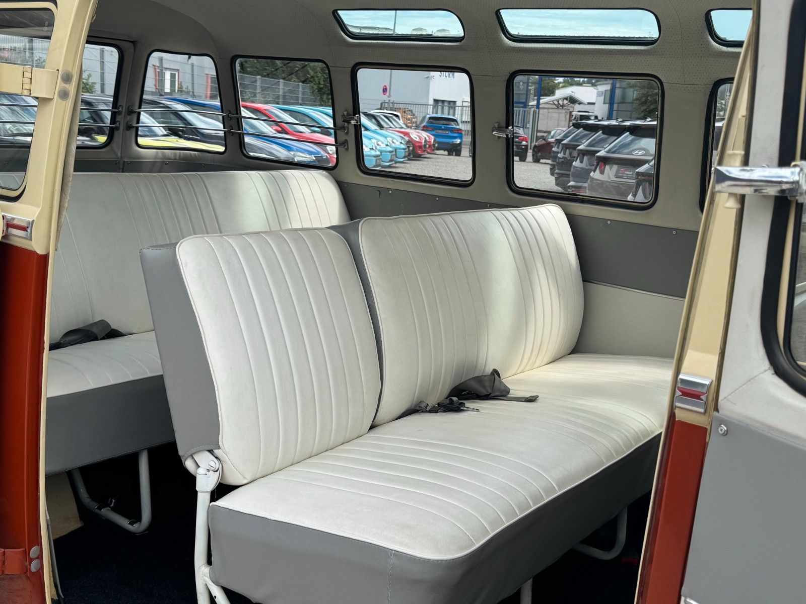 Fahrzeugabbildung Volkswagen T1 Samba 9-Sitzer Faltdach mit Panoramafenstern