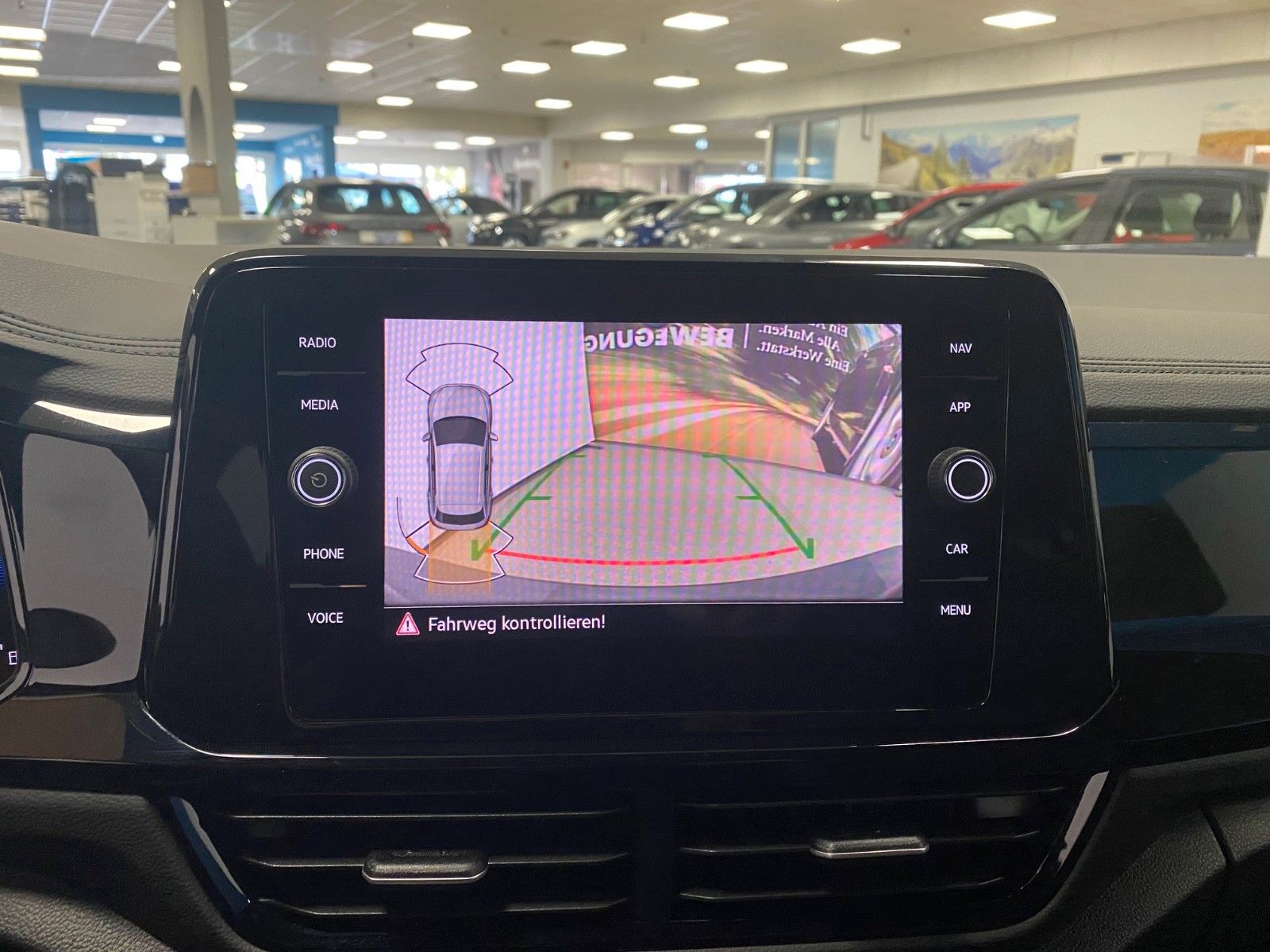 Fahrzeugabbildung Volkswagen T-Roc 1.5 TSI DSG R-Line+ACC+AHK+19"+KAMERA+LED+