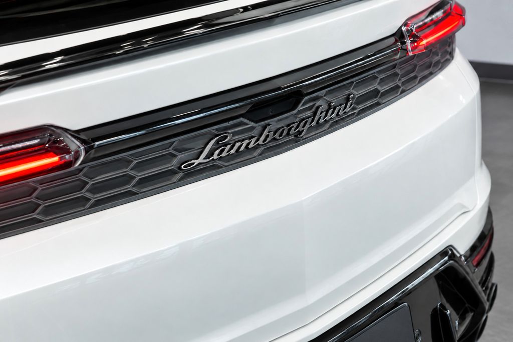 LAMBORGHINI Urus 2025