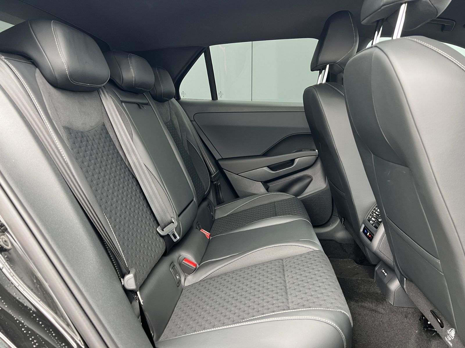 Fahrzeugabbildung Volkswagen T-Roc R-Line 1.5 eTSI DSG *Neues Modell, AHK, Bl