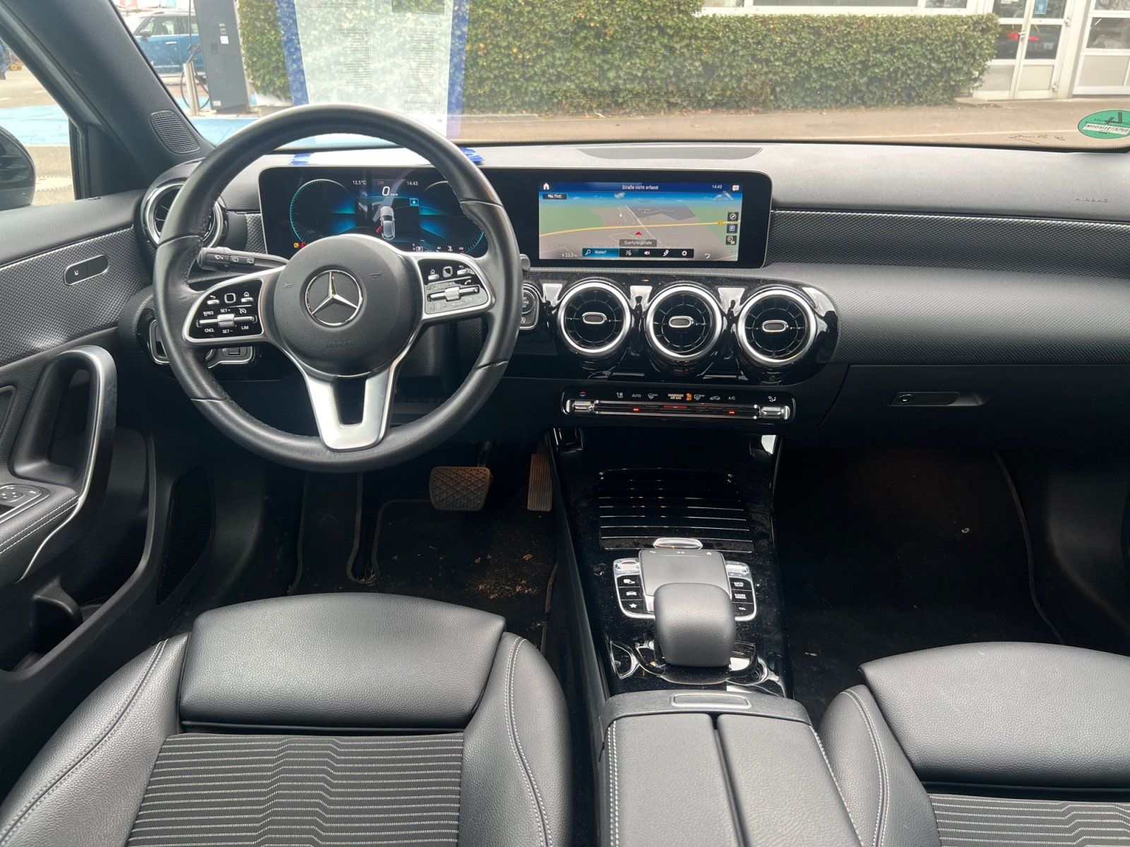 Fahrzeugabbildung Mercedes-Benz A 180 +Automatik+Parkassistent+Navigation