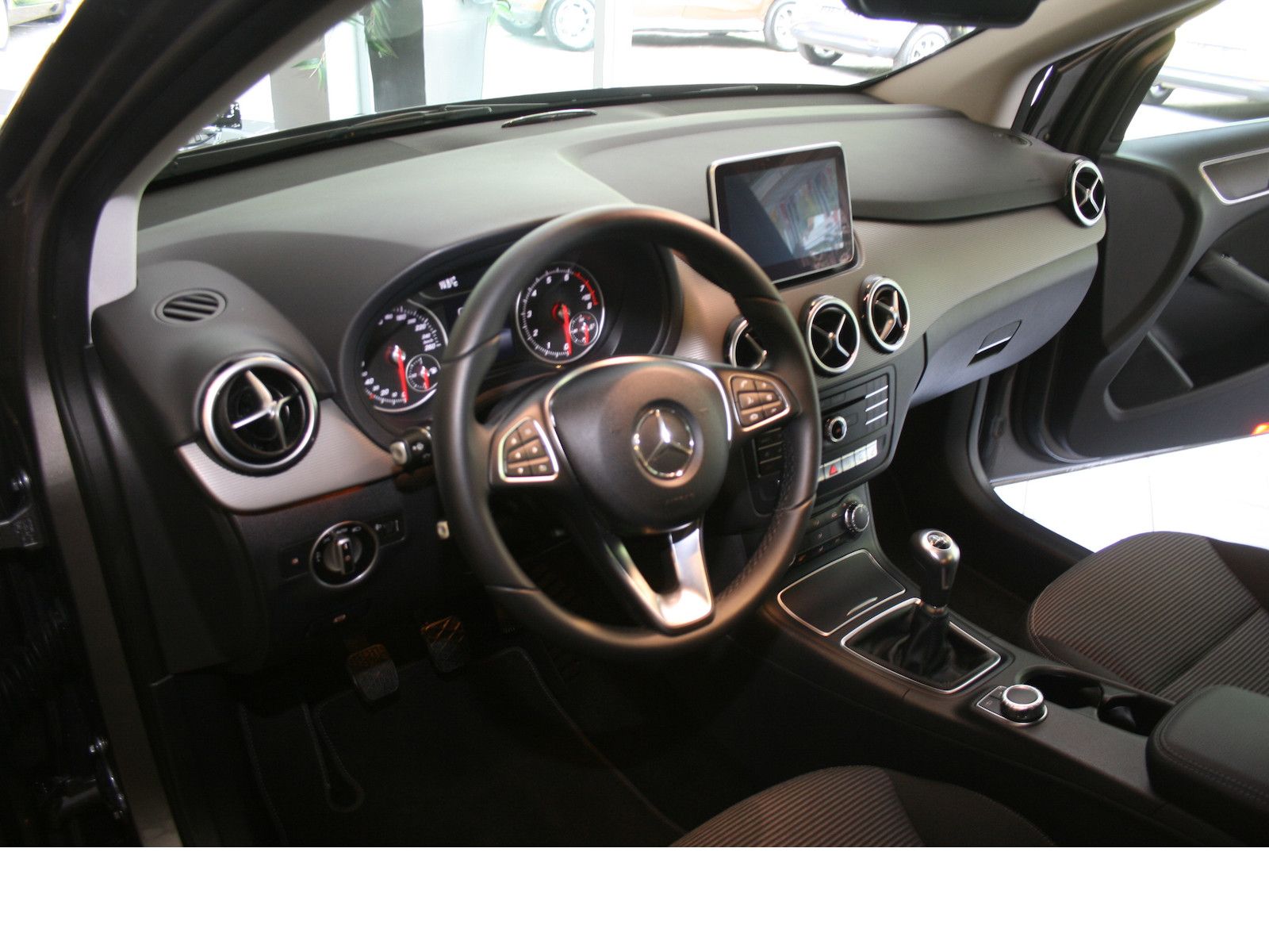 Fahrzeugabbildung Mercedes-Benz B 180 Style *Navi *Kamera+ PTS *Spiegel-Paket