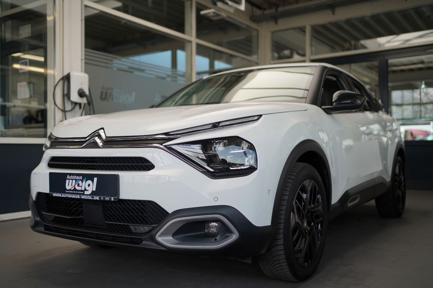 Fahrzeugabbildung Citroën C4 PureTech 130 Shine Kälte Paket Navi DAB Klima